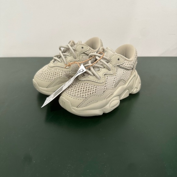 Adidas Toddler Ozweego EL I Beige Sneakers 5K - Picture 3 of 5